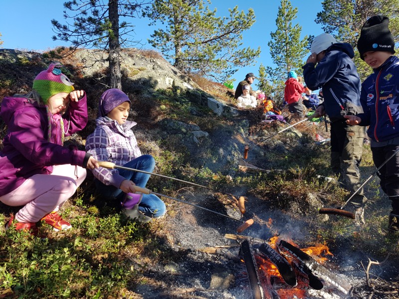 Gutar og jenter i røyken