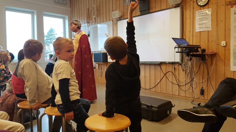 Kanskje han ser meg betre når eg står?