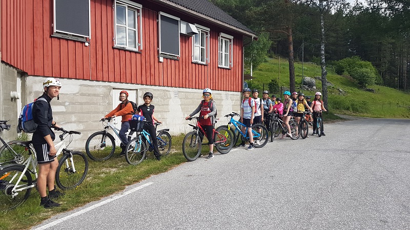 Hjelpelærar på tur